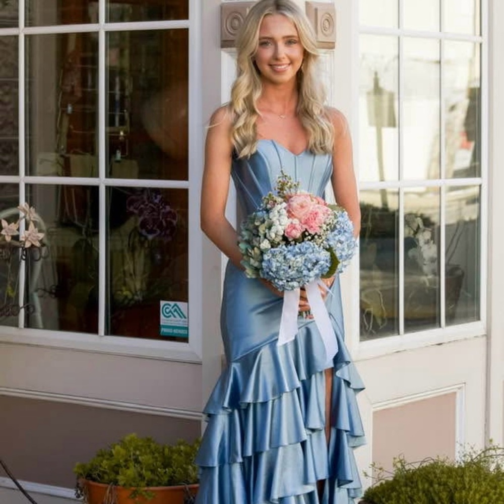 Elegant Blue Ruffled Evening Dress